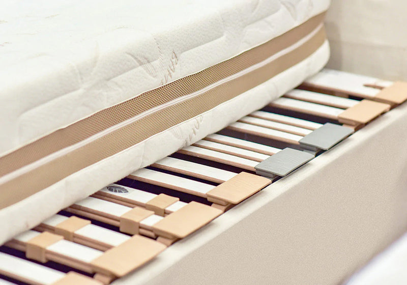 باستخدام قاعدة سرير شرائحية قابلة للتعديل مع مرتبة من اللاتكس